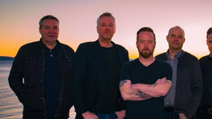 Fritidsaktivitet nr 10
Spiseriet arr ca 8 fester i året med orkester. (liveparty med dans)
Det er forskjellige band som spiller og billettene selges på Hoopla. Disse vil bli annonsert på vår facebookside.  Bilde viser bandet Touch som har spilt flere ganger på Spiseriet.
